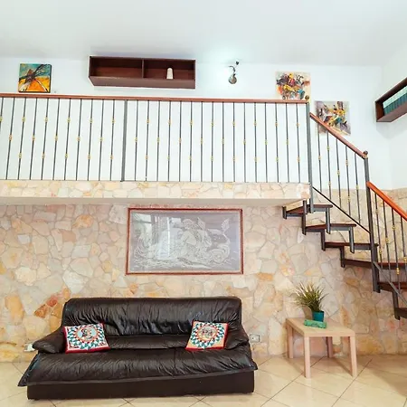 アパート Monserrato House