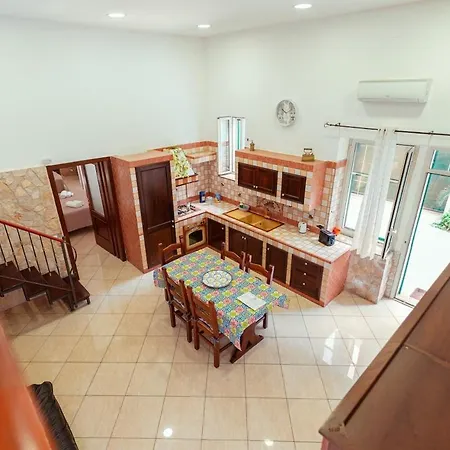 Monserrato House アパート *