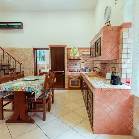 アパート Monserrato House